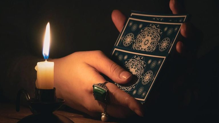 Diferencias entre tarotistas, cartomantes y clarividentes: ¿a quién consultar?