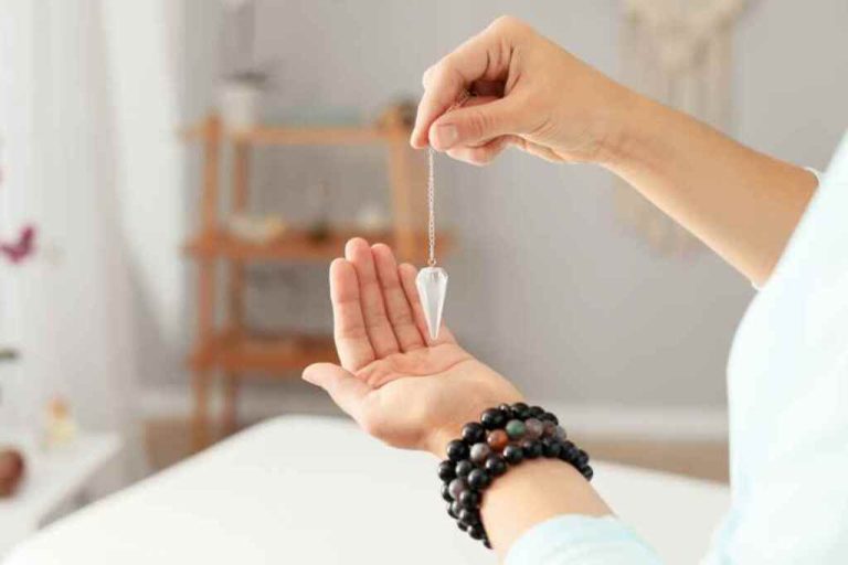 Péndulo: guía esencial en tarot